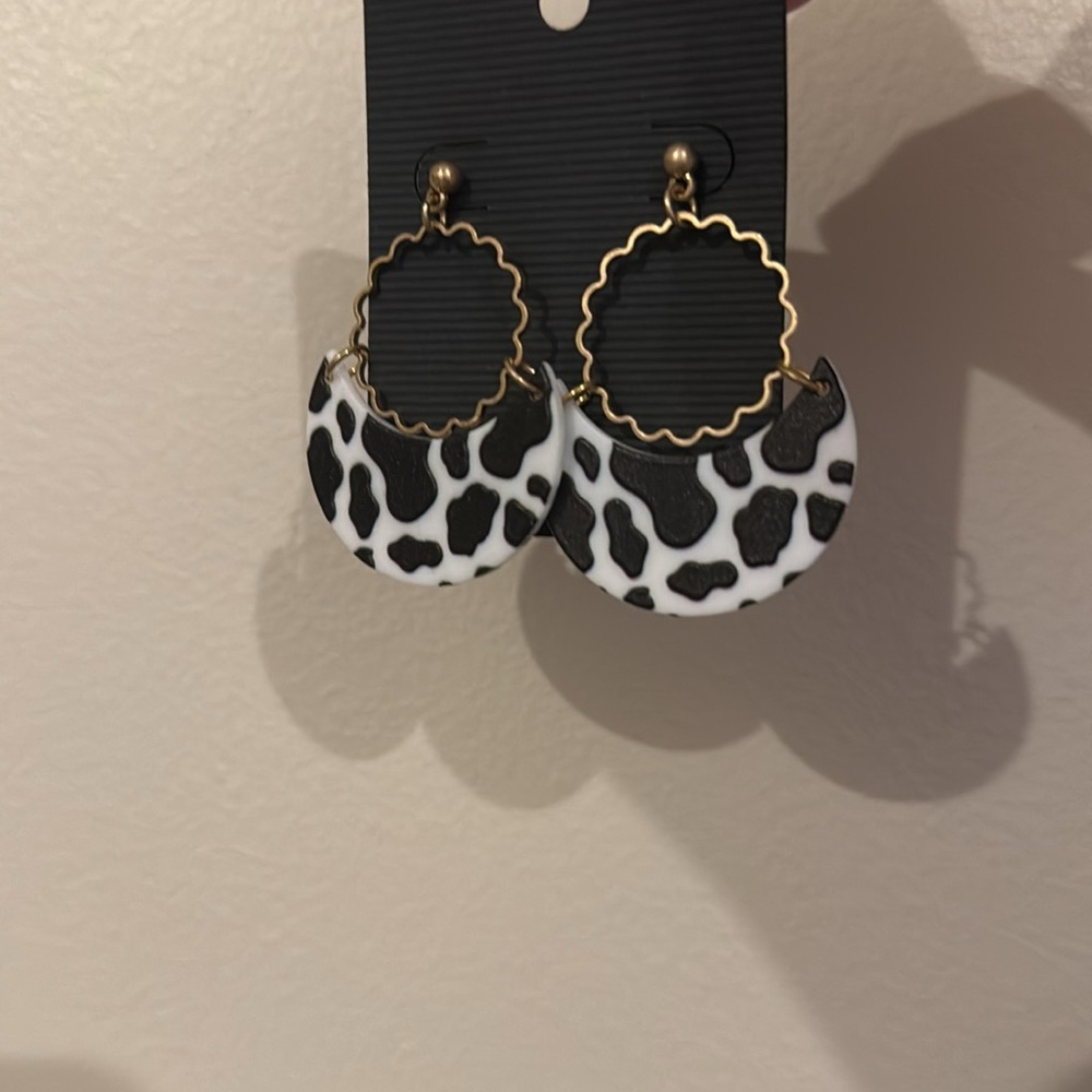 🎉❤️ NEW Ella Black White Cow Print Dangle Earrings - Picture 4 of 4